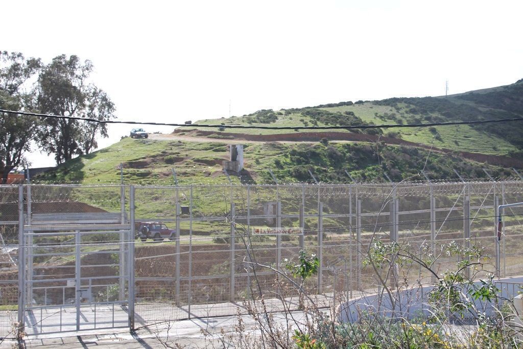Cierran de forma intermitente la frontera por el intento de entrada de inmigrantes por el vallado